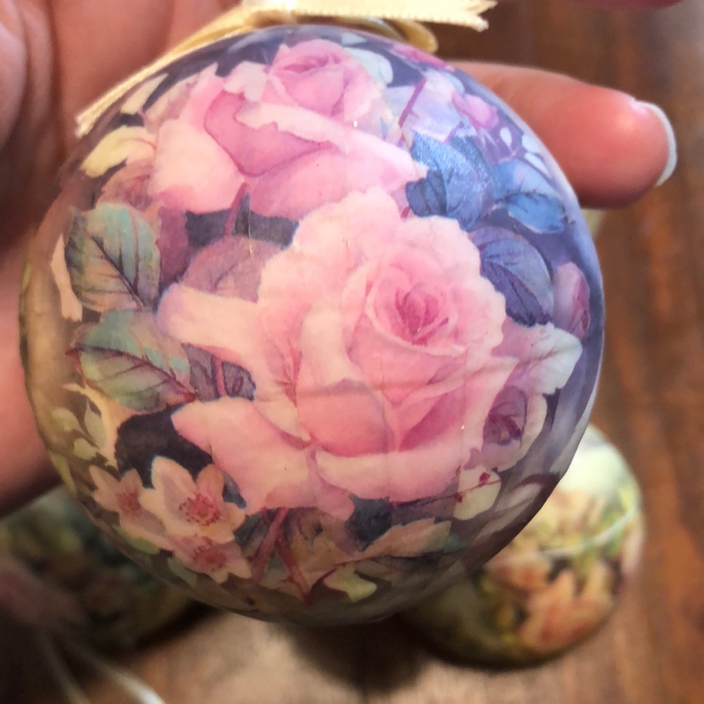 6 Vintage Floral ornaments.
